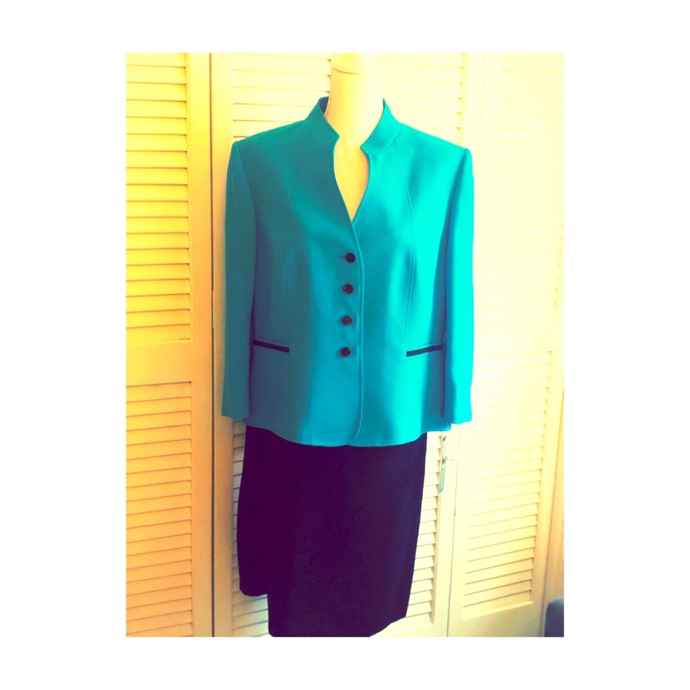 NWT Tahari 2 Piece Garment Set